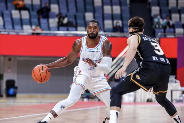 关键时刻欧联焦点战；山东男篮伤情更新；气氛紧张；数据趋势出现新变化 