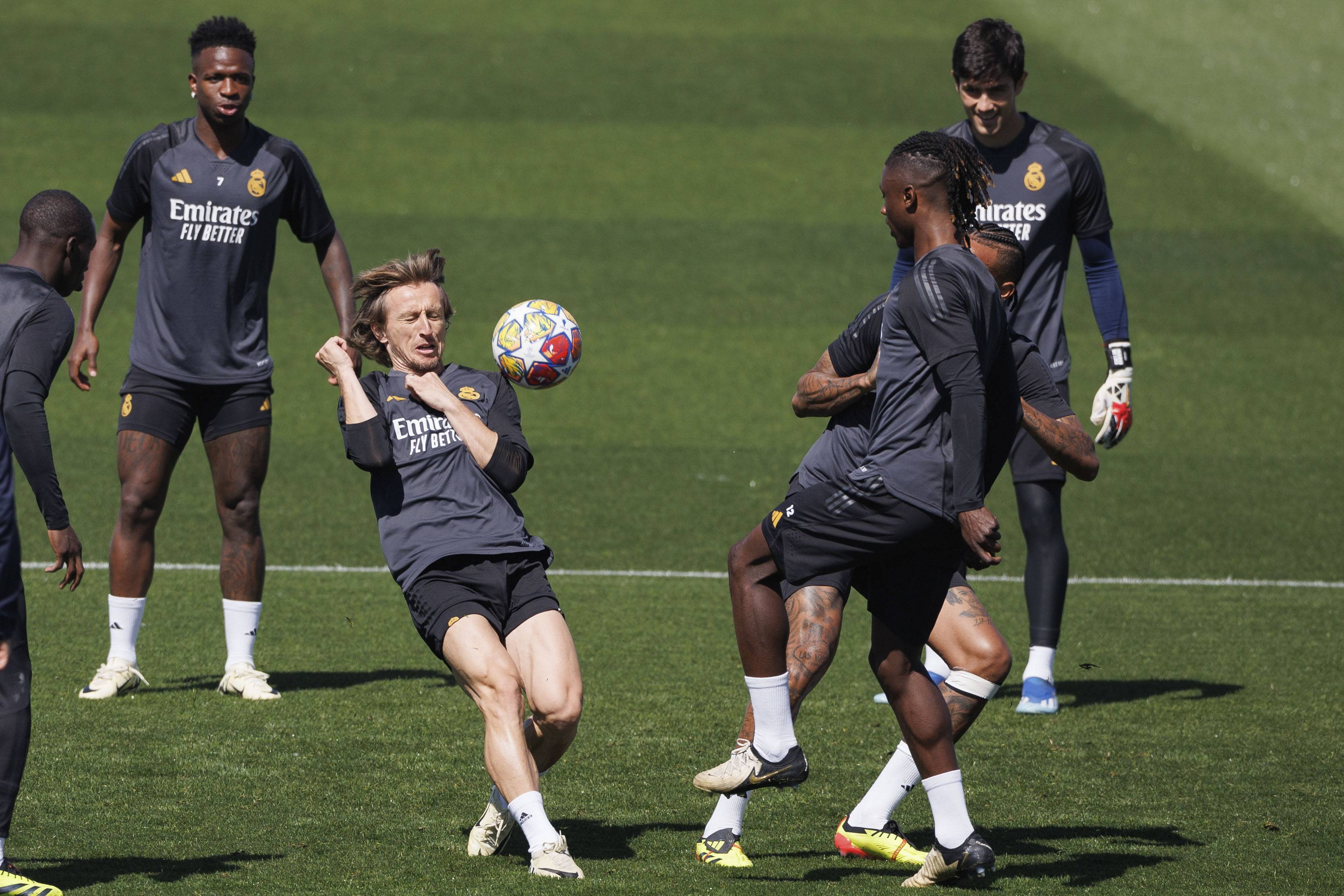 赛前体能课后，费耶诺德远射贴柱备战欧冠，信心回归，医务组通报恢复(伦佐皮亚诺的20岁)