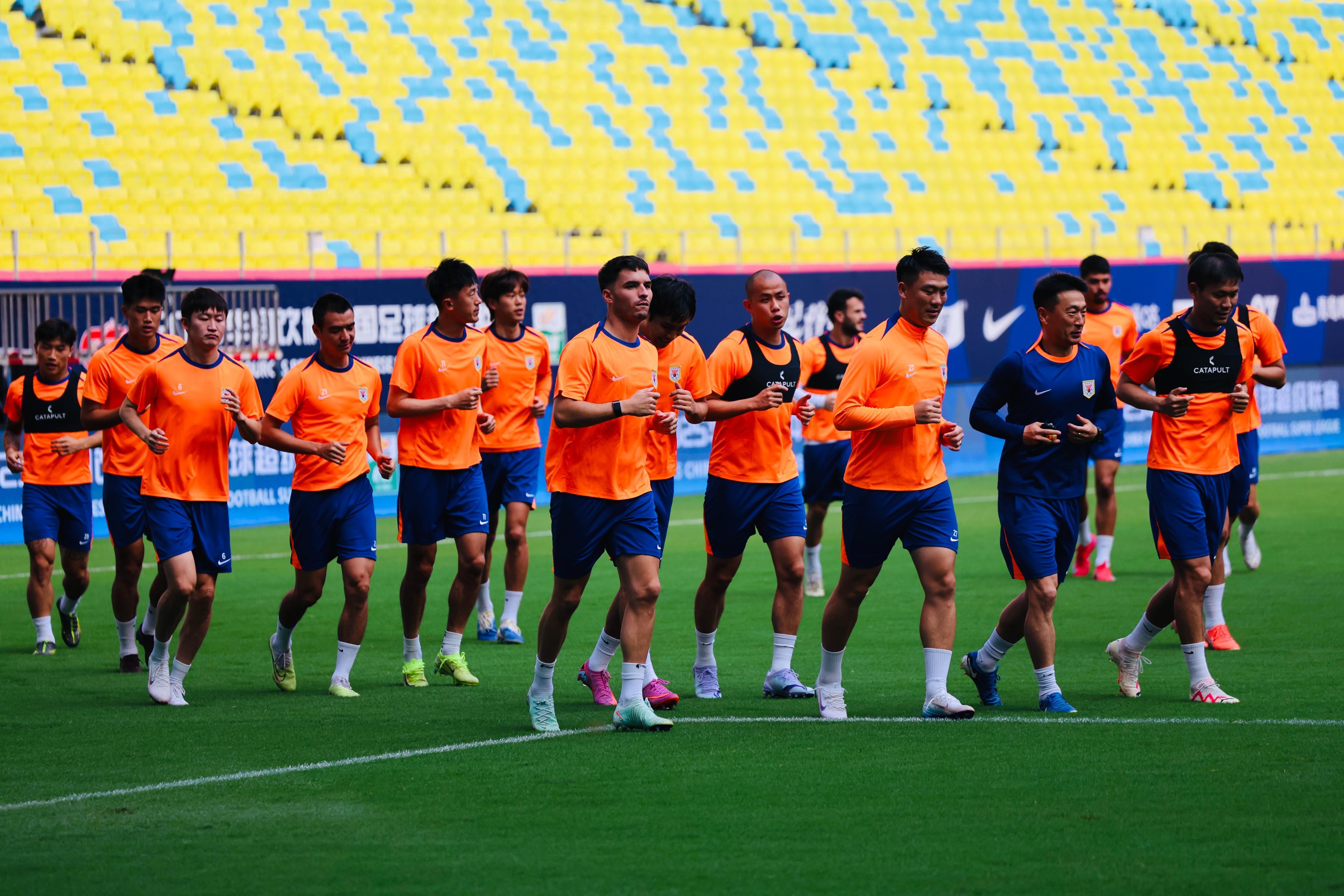 关于山东泰山训练开放日，转会期复出首秀引欢呼，NBA总决赛在即，赛程密集仍需轮换的信息