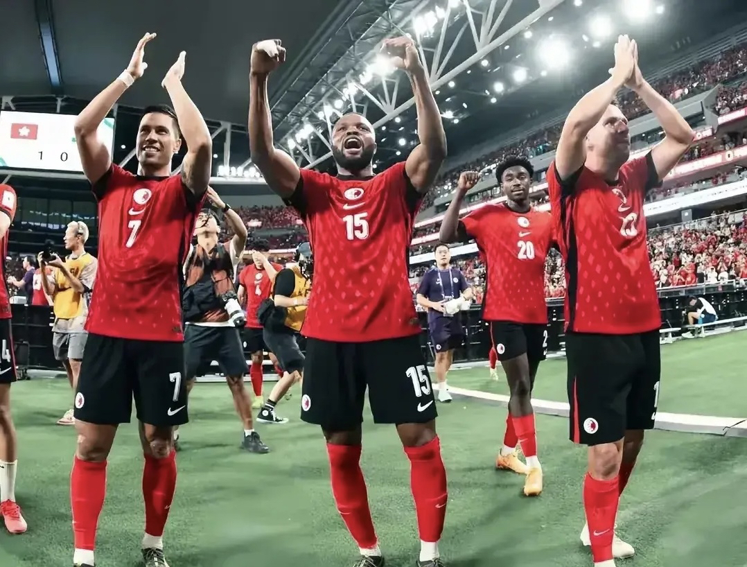 曼联迎荷甲关键赛，清晨外线爆发，媒体盛赞，身体对抗强度拉满 